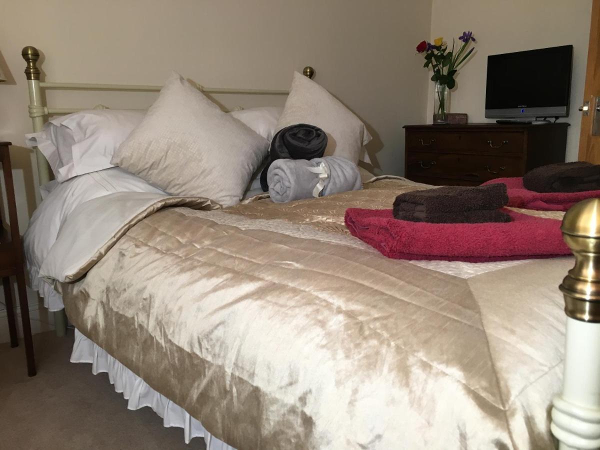 5 Charlton Mill Way B&B Чичестър Екстериор снимка