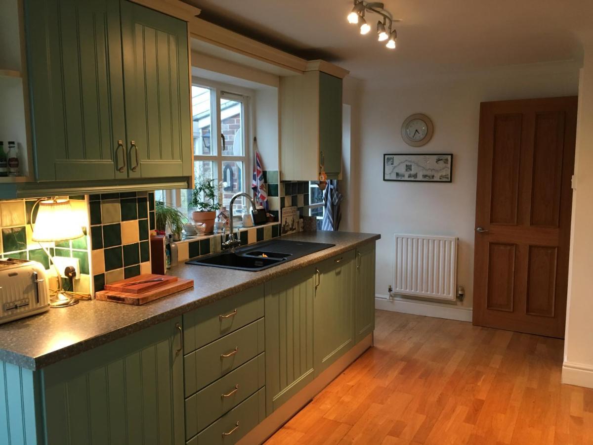 5 Charlton Mill Way B&B Чичестър Екстериор снимка