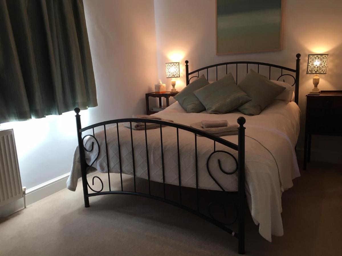 5 Charlton Mill Way B&B Чичестър Стая снимка