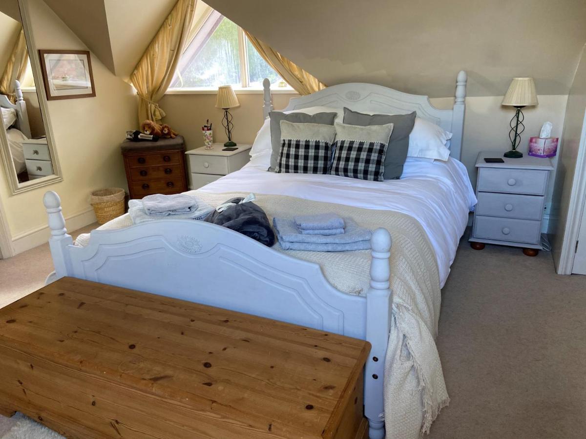 5 Charlton Mill Way B&B Чичестър Екстериор снимка