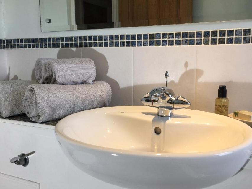 5 Charlton Mill Way B&B Чичестър Стая снимка