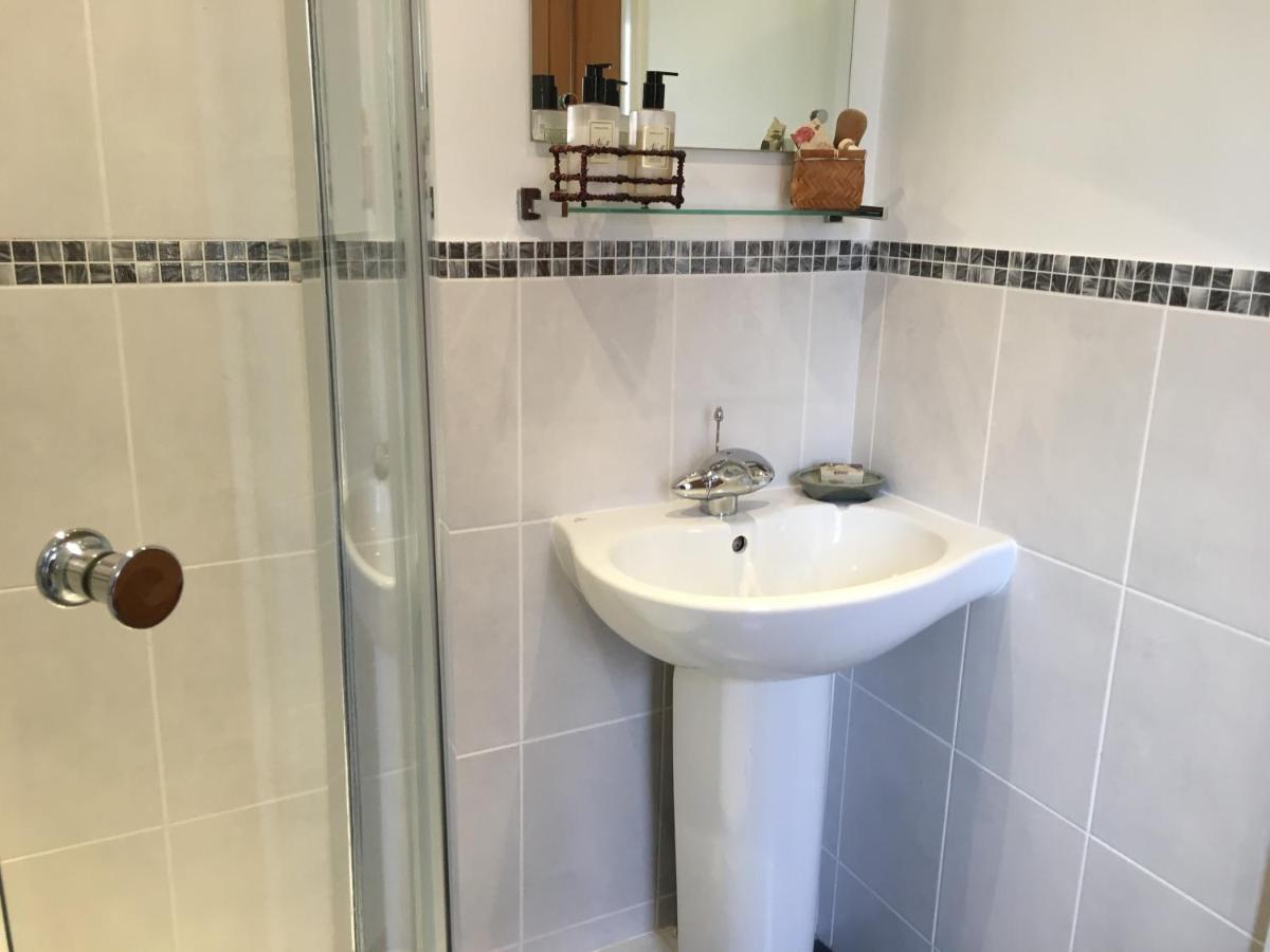 5 Charlton Mill Way B&B Чичестър Стая снимка