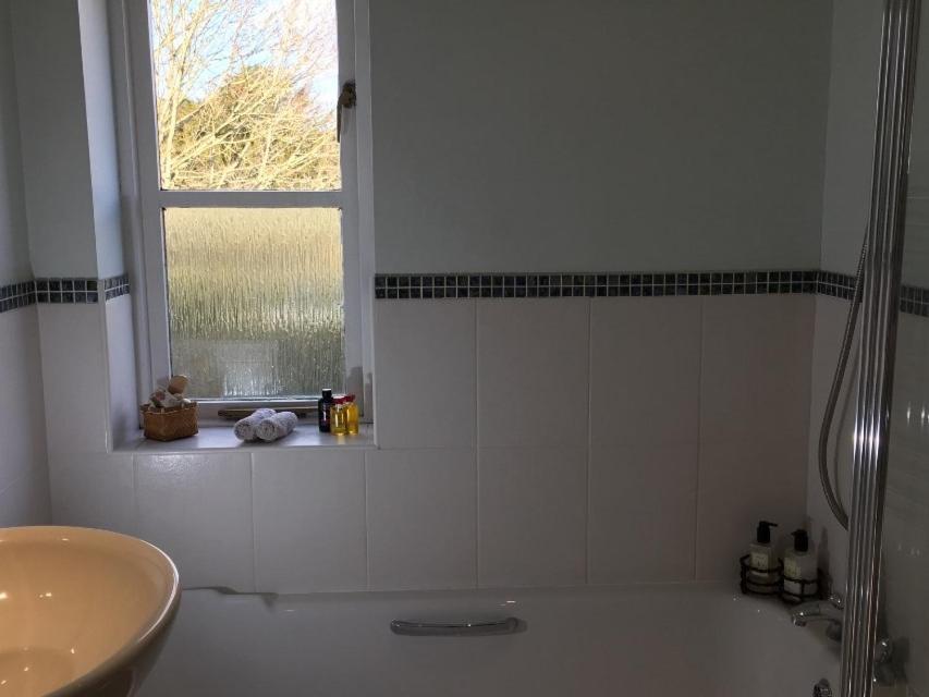 5 Charlton Mill Way B&B Чичестър Стая снимка