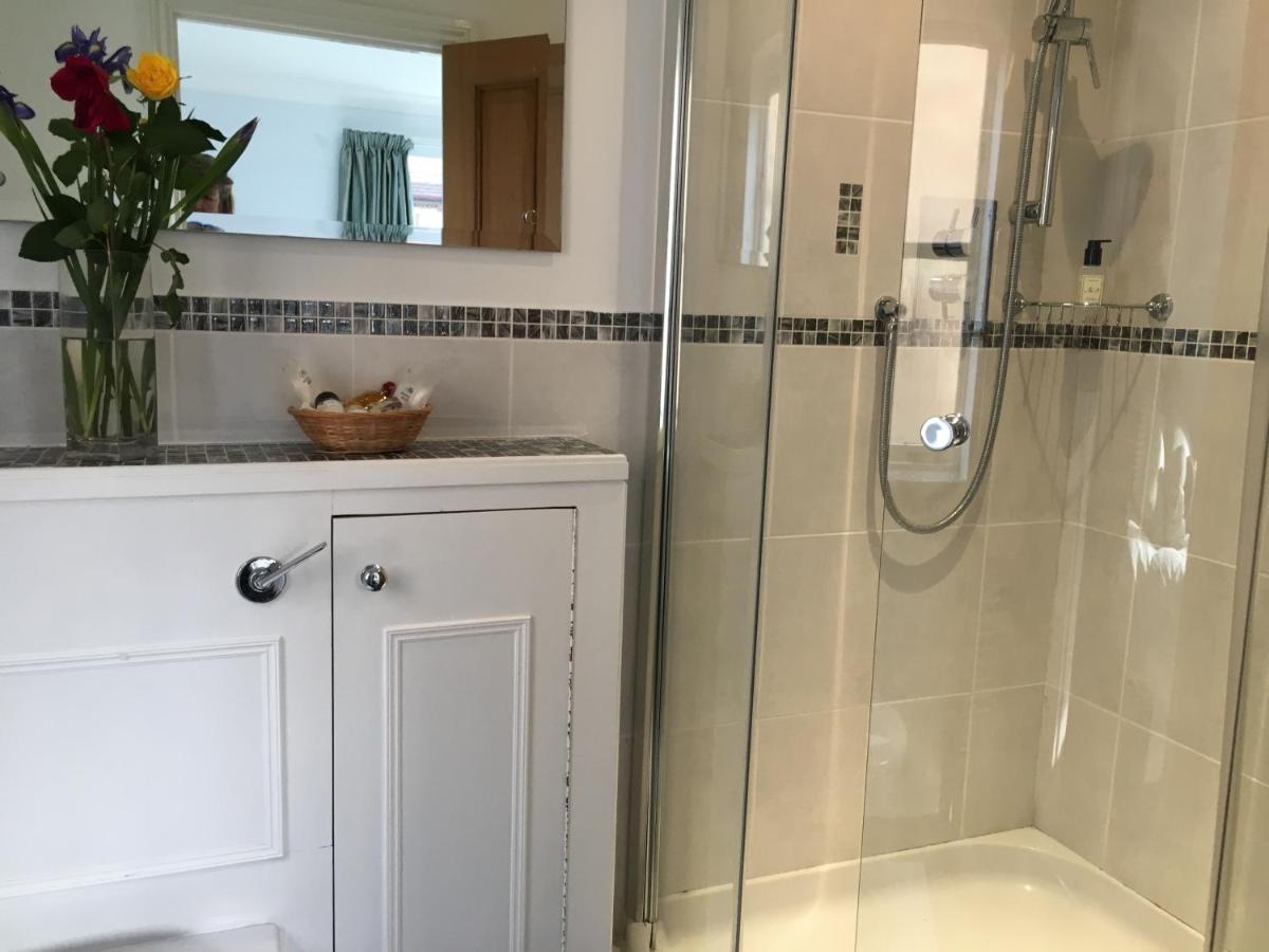 5 Charlton Mill Way B&B Чичестър Стая снимка
