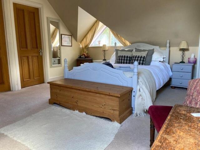 5 Charlton Mill Way B&B Чичестър Екстериор снимка