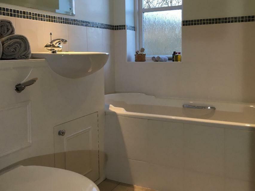 5 Charlton Mill Way B&B Чичестър Екстериор снимка